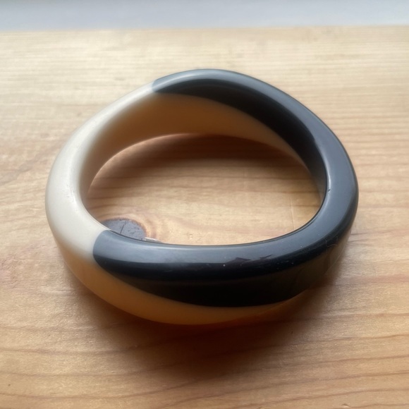 Vintage Jewelry - Cool retro bangle bracelet black and off white